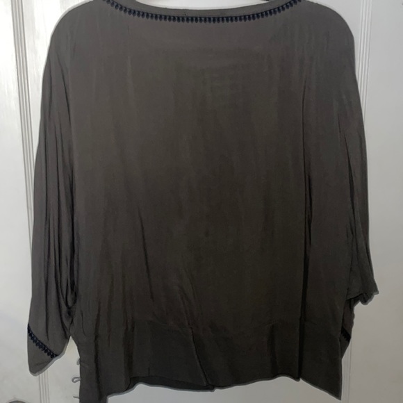 Beautiful floral stitched top from ark & co! - Picture 5 of 6